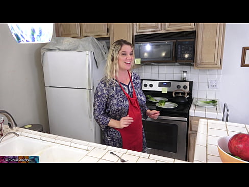 ❤️ A madrasta o ordenha na cozinha antes de sua data Porno vídeo em nós ️❤