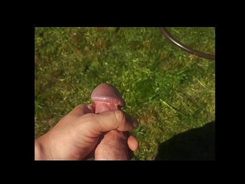 ❤️ A boazona se fode e se ejacula com um esguicho em um jardim de verão Porno vídeo em nós ️❤