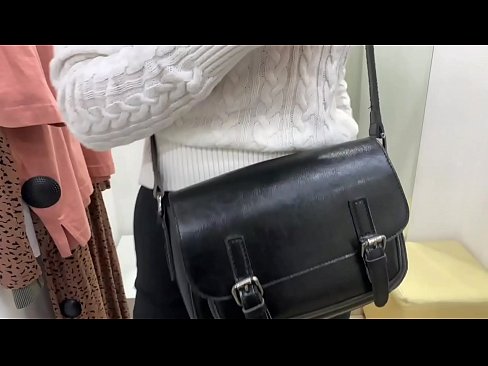 ❤️ Masturbação pública da jovem cadela FeralBerry com um dildo no provador Porno vídeo em nós ️❤