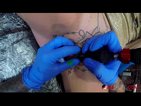 ❤️ Extremamente tatuada, a brasa Sully Savage fez uma tatuagem em seu clítoris Porno vídeo em nós ️❤