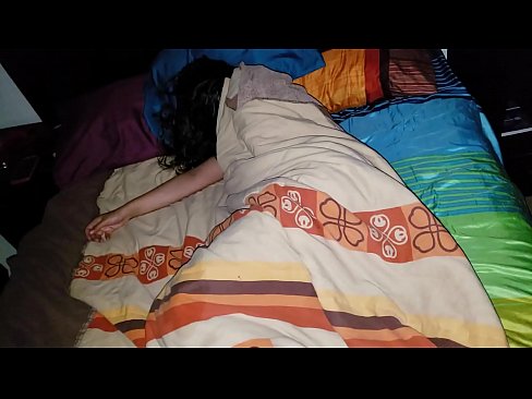 ❤️ Stepson berating sua jovem madrasta enquanto ela dorme. Porno vídeo em nós ️❤
